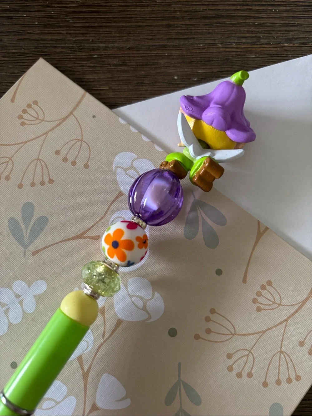 Disney Doorables: TinkerBell Fairies: Tinkerbell rollerskate handmade beaded pen